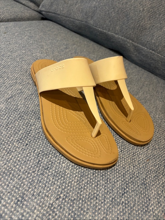CROCS Shoes - Crocs tulip flip flops! Women’s 6